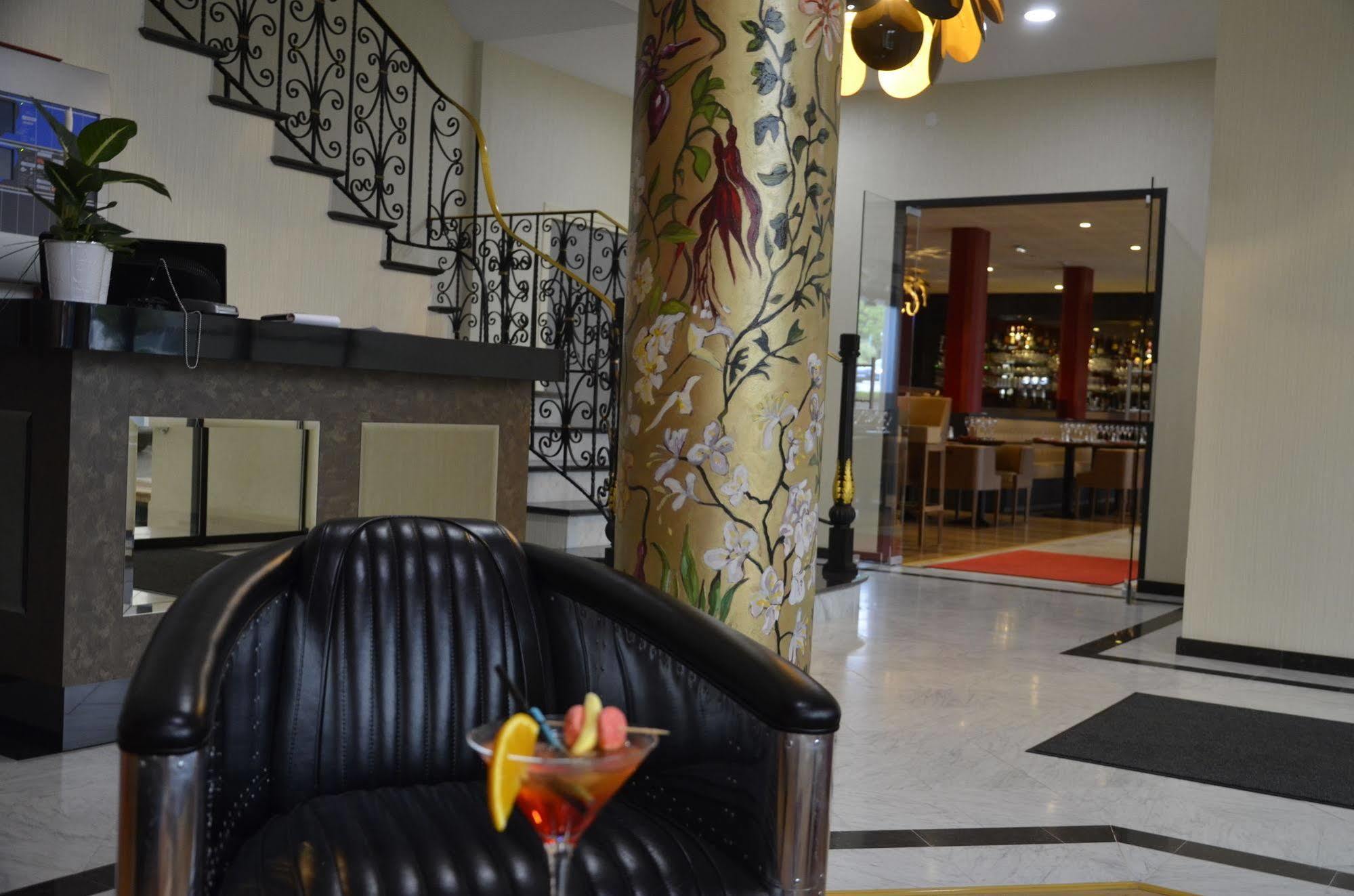 Le Grand Hotel Maubeuge Zewnętrze zdjęcie