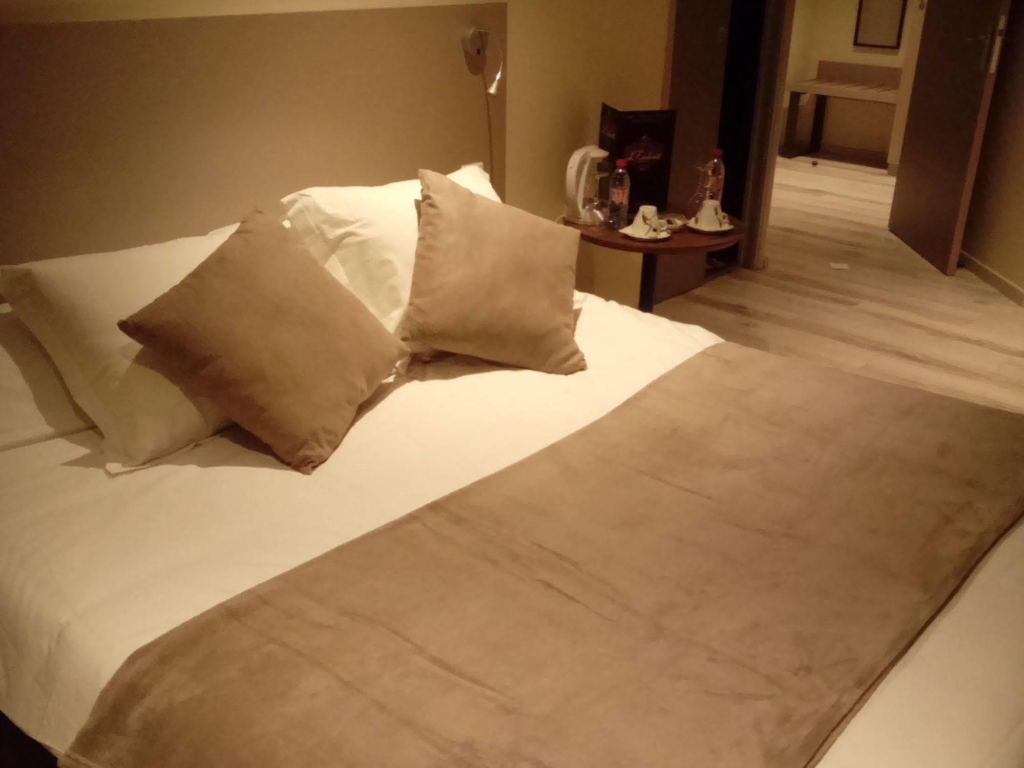 Le Grand Hotel Maubeuge Zewnętrze zdjęcie